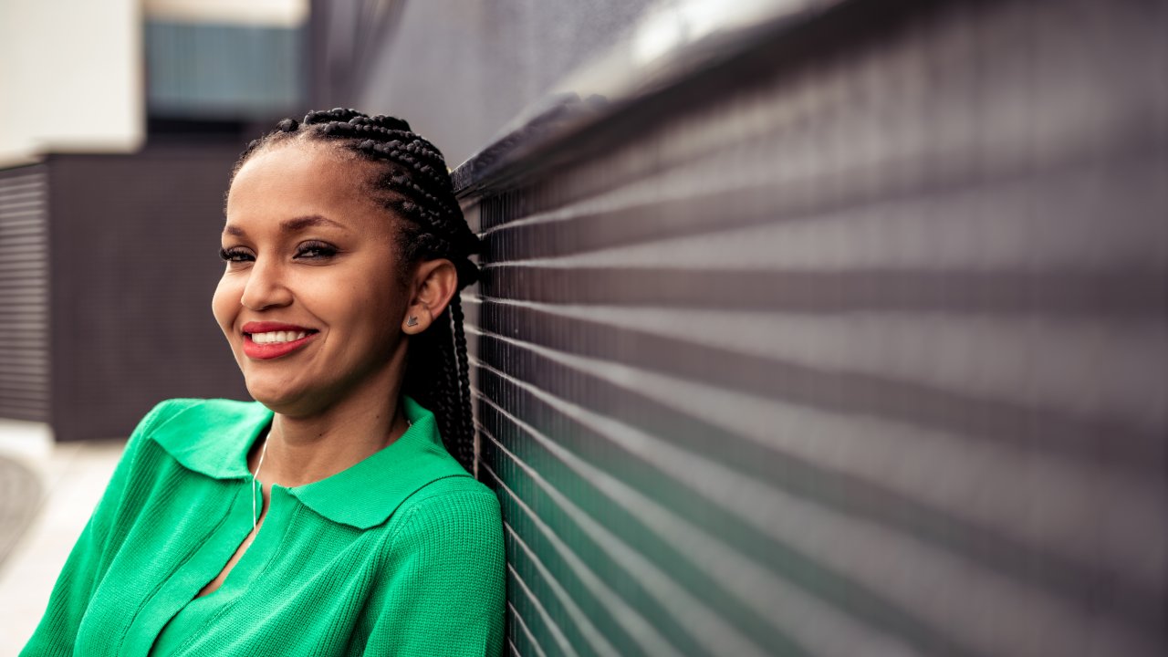 Jamile Lima, criadora da Interpres, empresa de interpretação em Libras com pessoas negras.