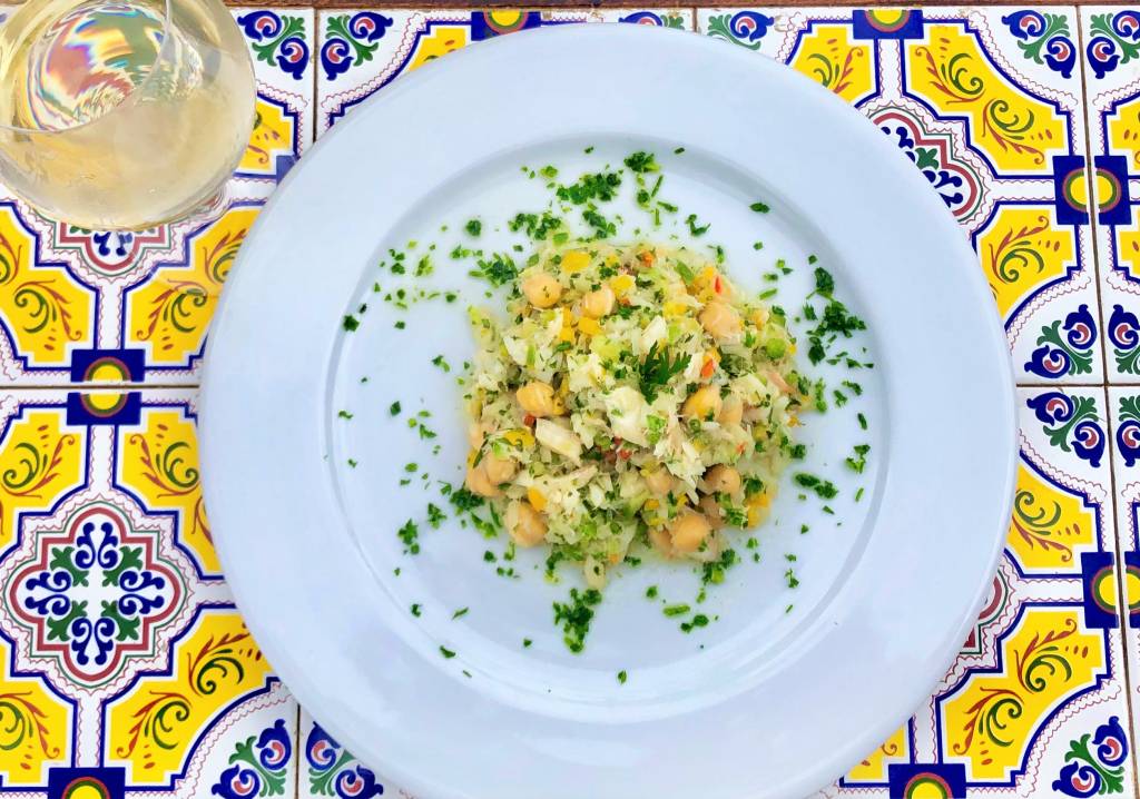Salada de bacalhau com grão-de-bico Salada de bacalhau com grão-de-bico