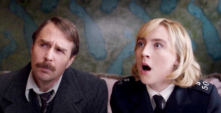Cena do filme Veja Como Eles Correm, com Sam Rockwell e Saoirse Ronan