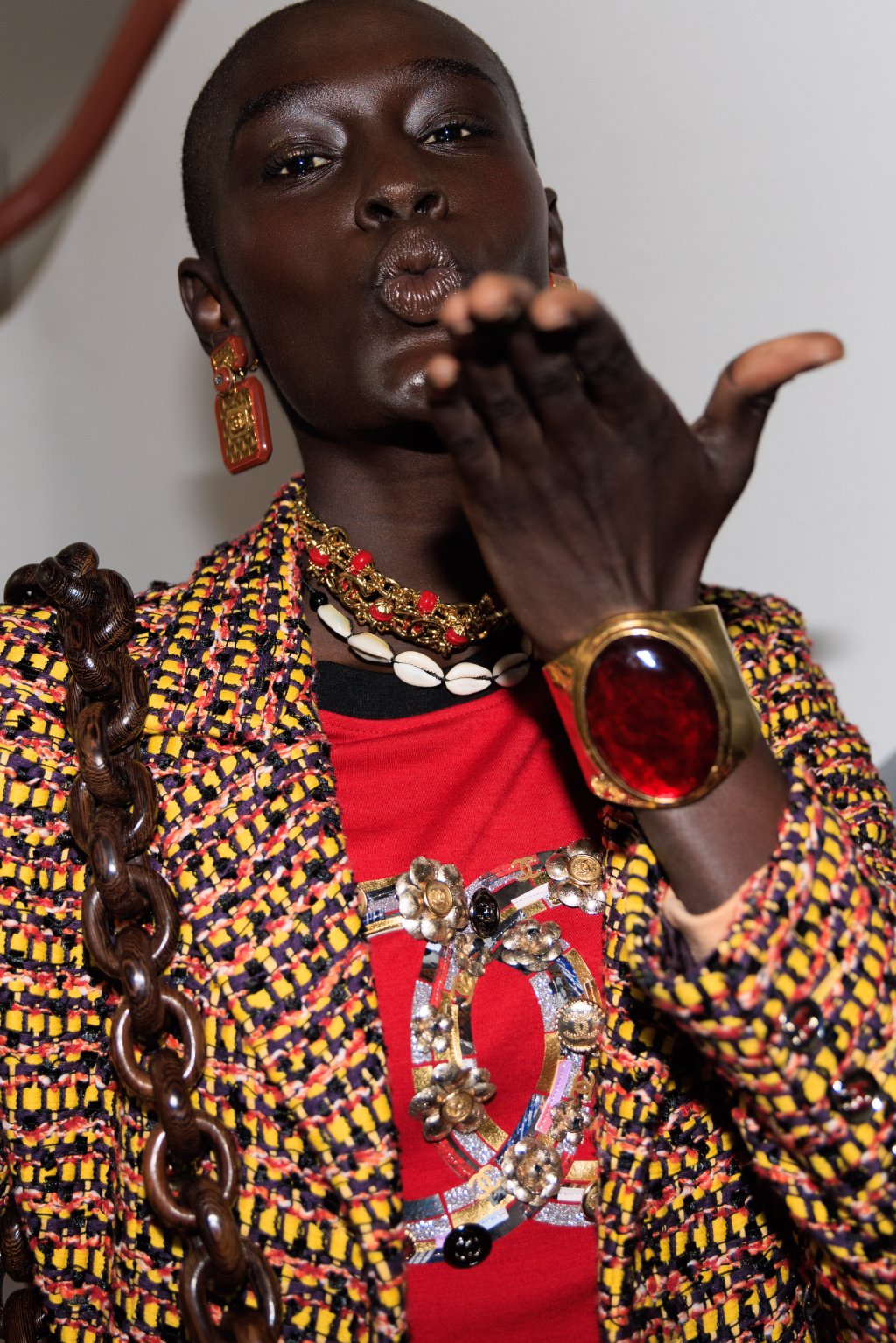 Uma modelo joga um beijo para a câmera durante o desfile Métiers d'Art da Chanel, coleção Pre-Fall 2023, em Dakar.