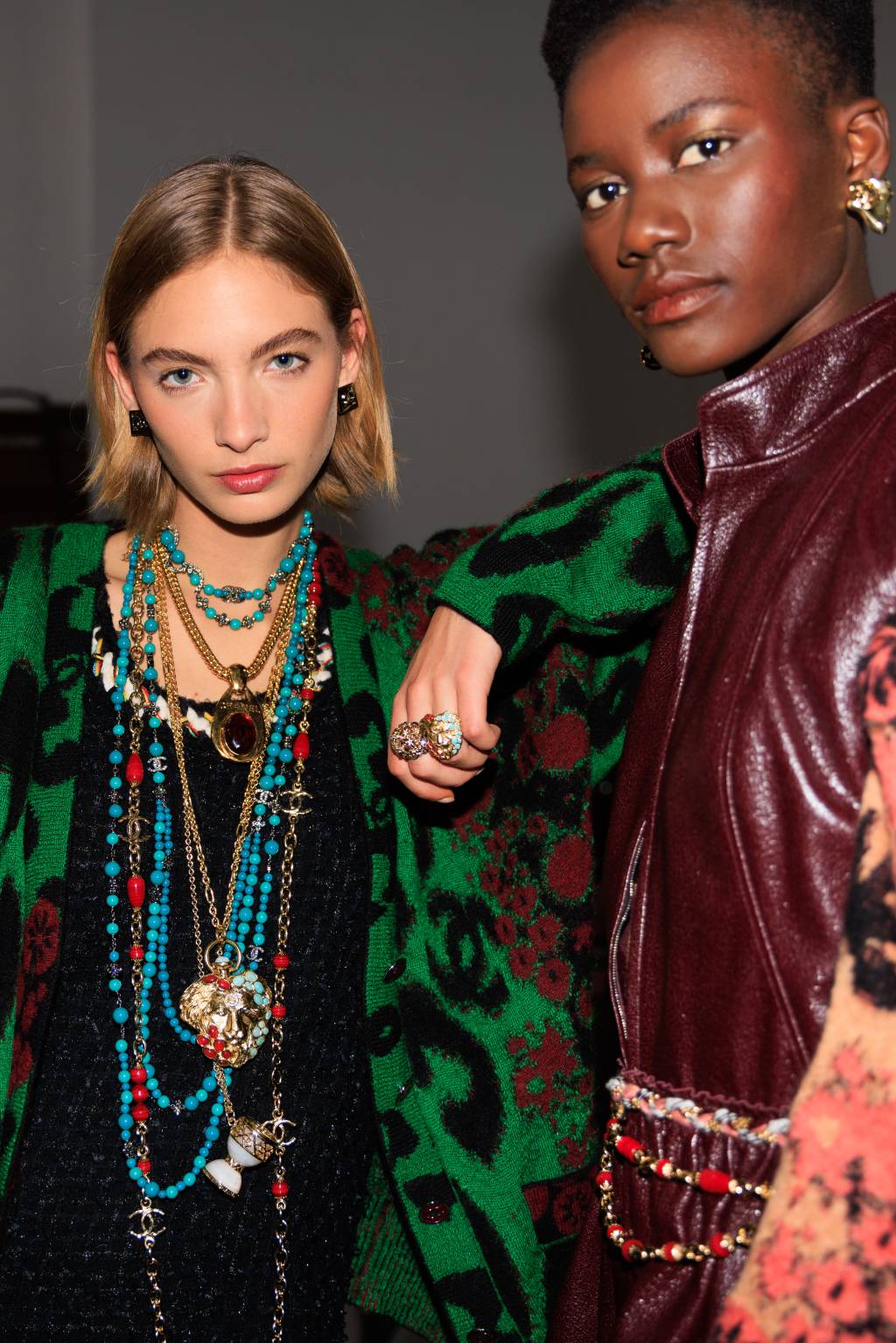 Chanel 2022-2023 Métiers D’Art Duas modelos do desfile Métiers d'Art da Chanel, coleção Pre-Fall 2023, em Dakar.