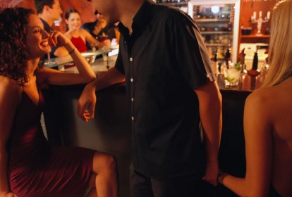 Quase todo mundo já sentiu interesse ou até mesmo flertou com outros dentro da monogamia.