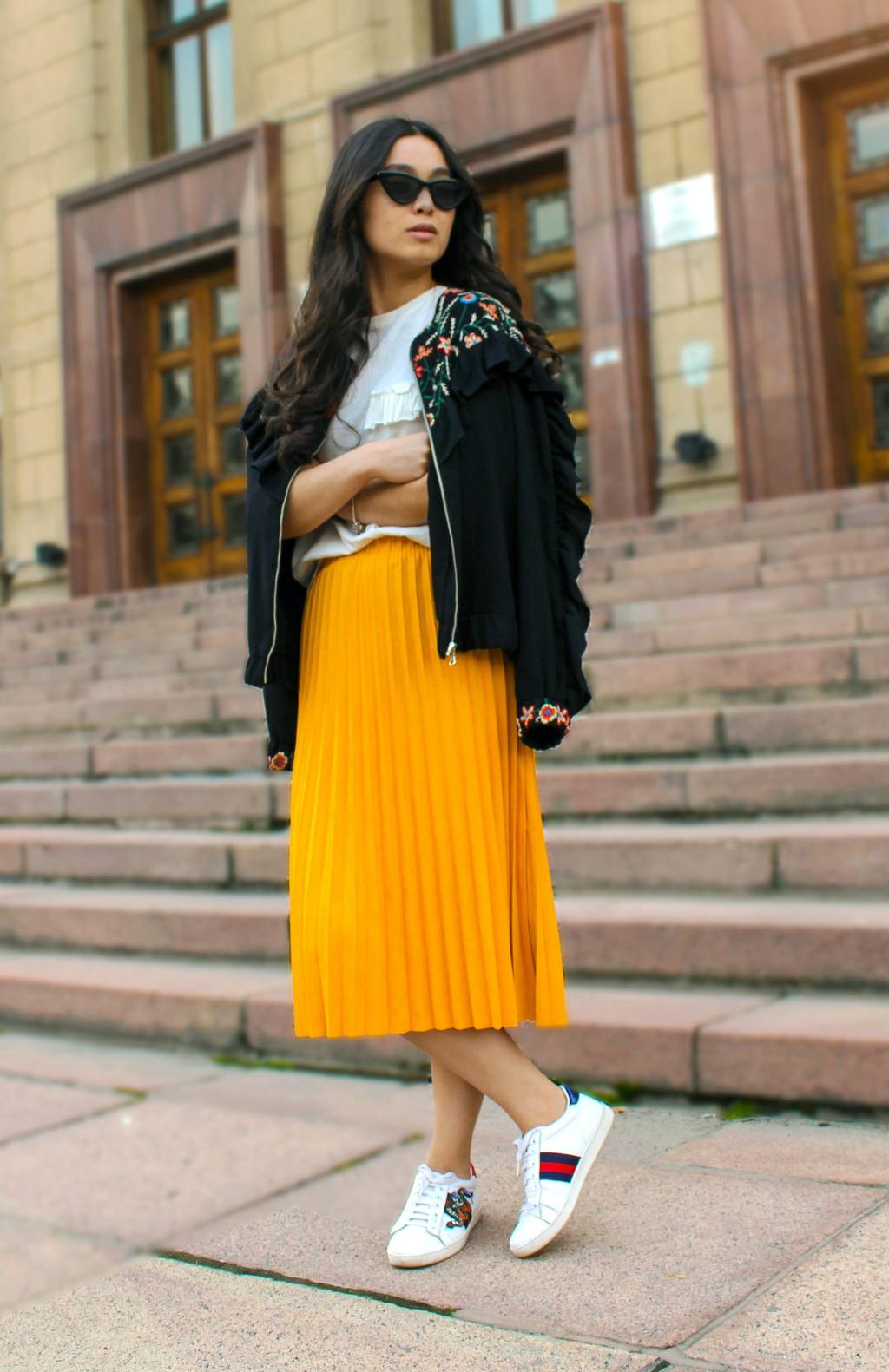 pexels-aizhana-aldanova-983569 looks de trabalho para o verão: saia midi