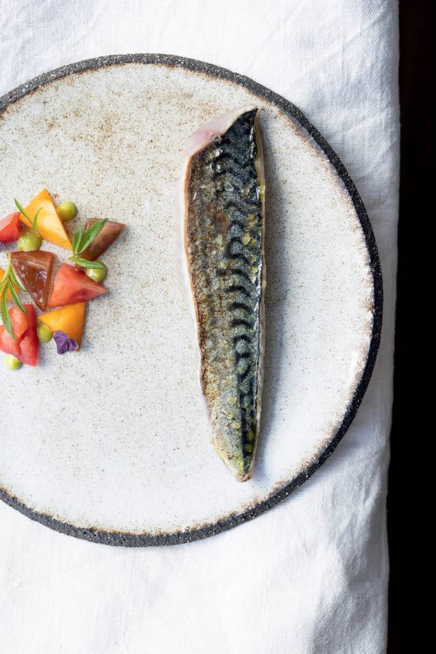A cavalinha com mescla de tomates e azeite extra virgem é outro prato de Alessandra Montagne. A cavalinha com mescla de tomates e azeite extra virgem é outro prato de Alessandra Montagne.