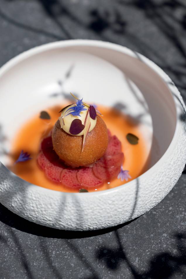 De sobremesa, a chef brasileira capricha no baba rhubarbe, um dos doces tradicionais na França. De sobremesa, a chef brasileira capricha no baba rhubarbe, um dos doces tradicionais na França.