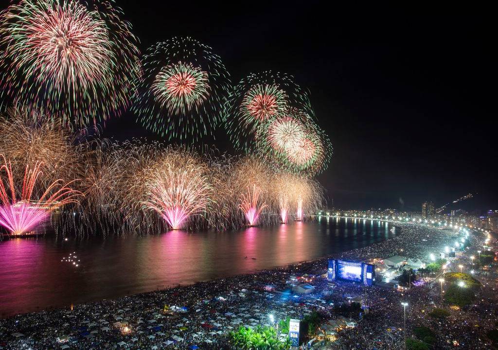 Queima de fogos na praia de Copacabana, Réveillon Rio 2019.