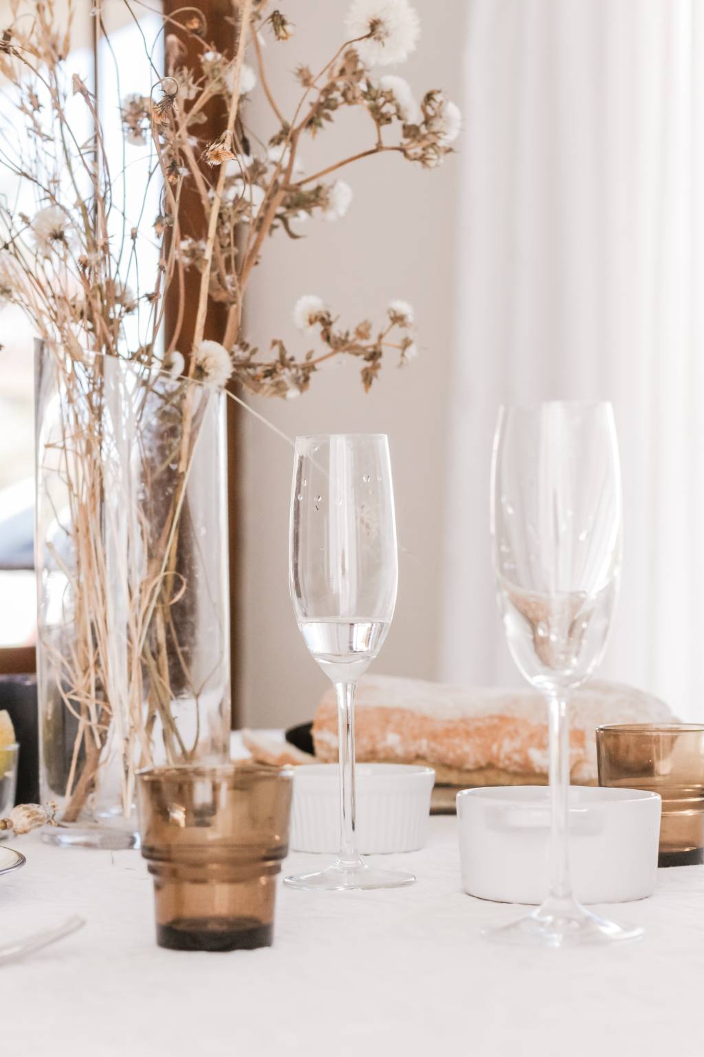 Um arranjo seco com flor de algodão traz sofisticação e harmoniza com a sobriedade da mesa de Réveillon Um arranjo seco com flor de algodão traz sofisticação e harmoniza com a sobriedade da mesa de Réveillon