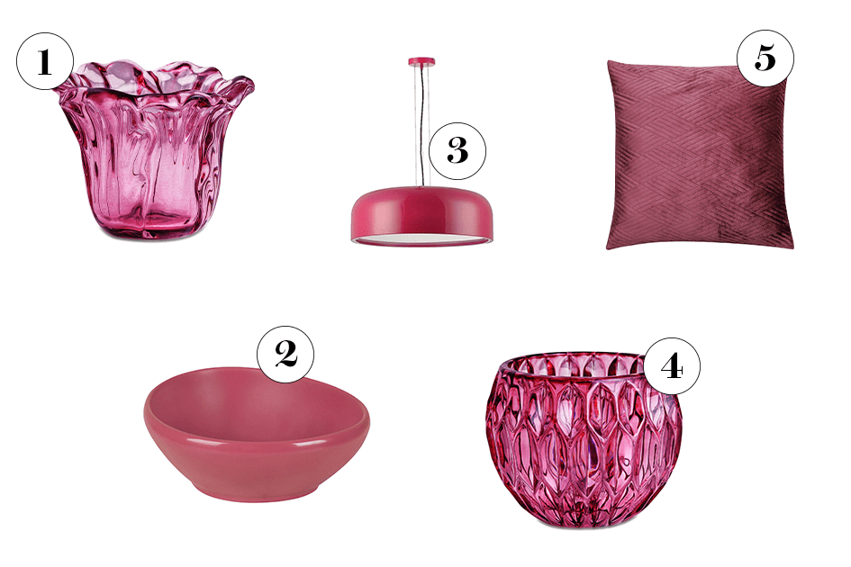 Vitrine com objetos de decoração em Viva Magenta, cor do ano da Pantone Vitrine com objetos de decoração em Viva Magenta, cor do ano da Pantone