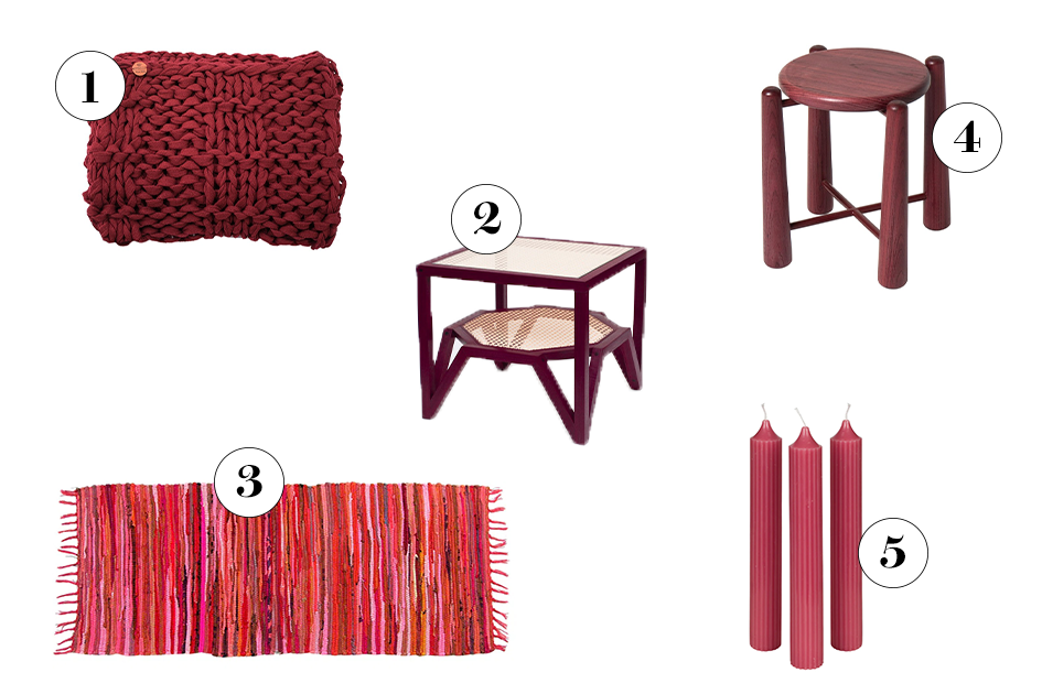 Vitrine com objetos de decoração em Viva Magenta, cor do ano da Pantone Vitrine com objetos de decoração em Viva Magenta, cor do ano da Pantone