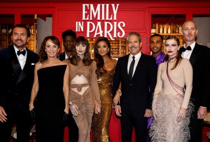 Elenco de Emily em Paris durante festa de lançamento.