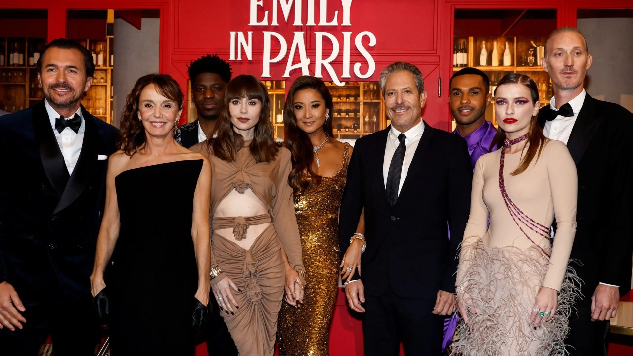 Elenco de Emily em Paris durante festa de lançamento.