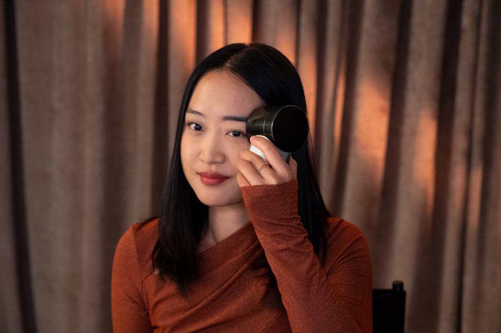 Brow Magic L’Oréal Com o uso de realidade aumentada, o aparelho L'Oréal Brow Magic promete imprimir uma sobrancelha personalizada para cada rosto