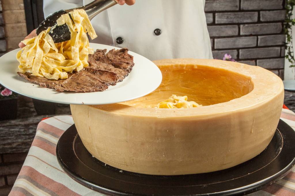 Fettuccine ao Molho Alfredo é um clássico saboroso Fettuccine ao Molho Alfredo é um clássico saboroso