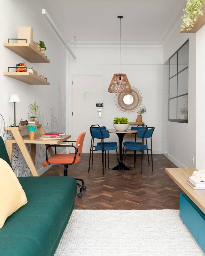 Cadeiras coloridas na decoração