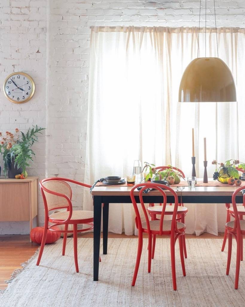 Cadeiras coloridas na decoração