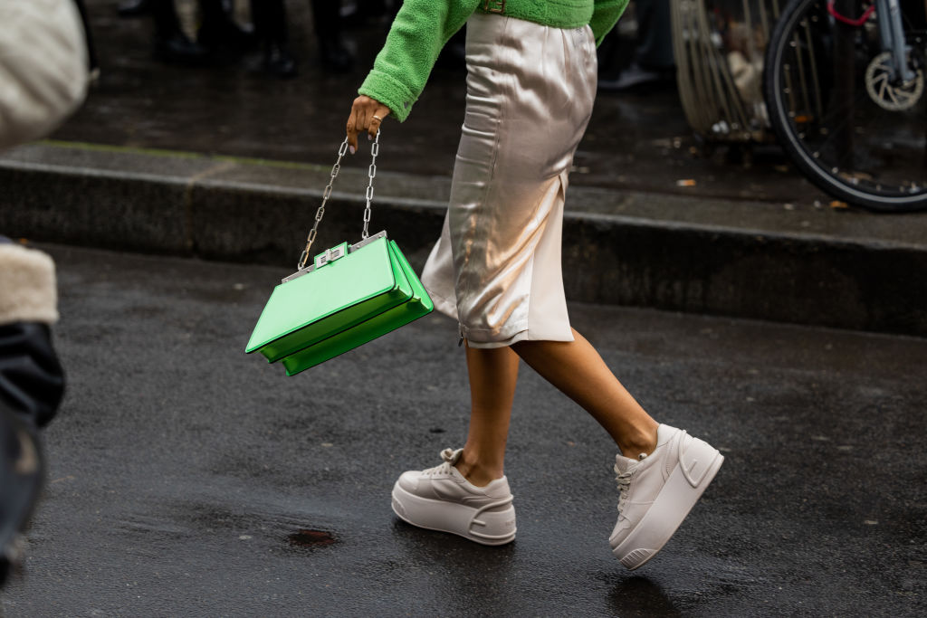 Street Style – Paris Fashion Week – Haute Couture Spring Summer : Day Four calçados verão 2023 - tênis plataforma