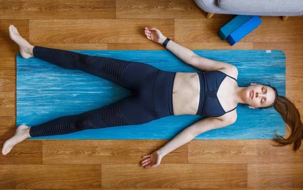Postura savasana yoga Postura do cadáver (savasana) na yoga.