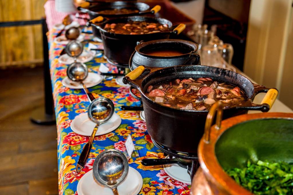 feijoada – Tatu Bola, Boa Praça, Eu Tu Eles e Toca do Tatu As casas Tatu Bola, Boa Praça, Eu Tu Eles e Toca do Tatu trazem programação musical e feijoada para a data