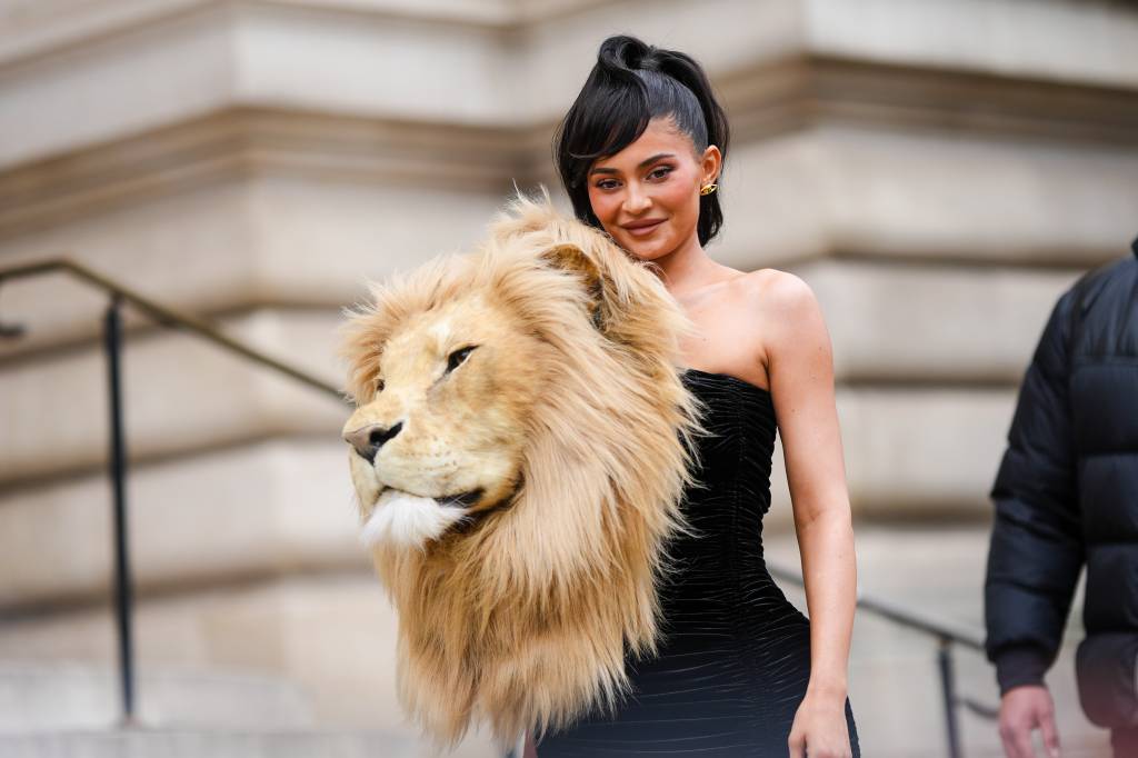 kylie-jenner-schiaparelli-alta-costura-verao-2023 Alta-costura verão 2023: os destaques do primeiro dia