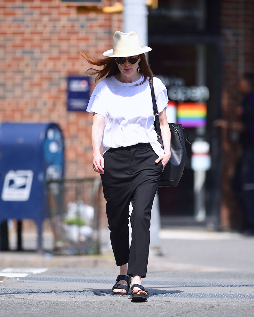 moore-sandalia-birken Julianne Moore com sandálias birken