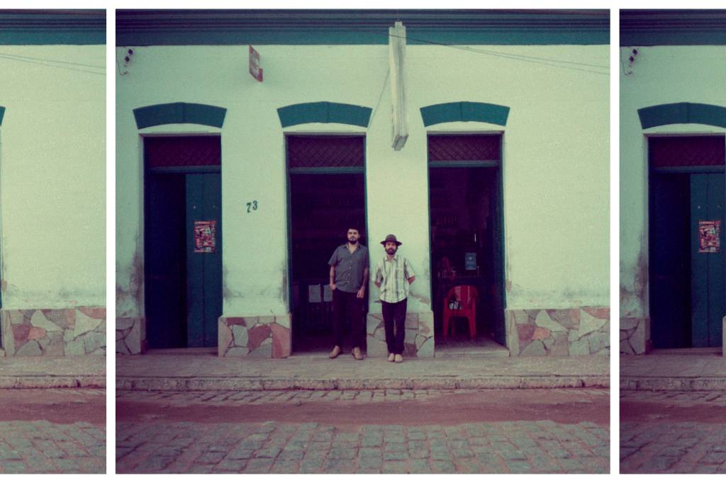 Estúdio Arado Bruno Brito posa com o sócio, Luis Matuto, em frente à fachada do estúdio Arado, em Queluz (SP).