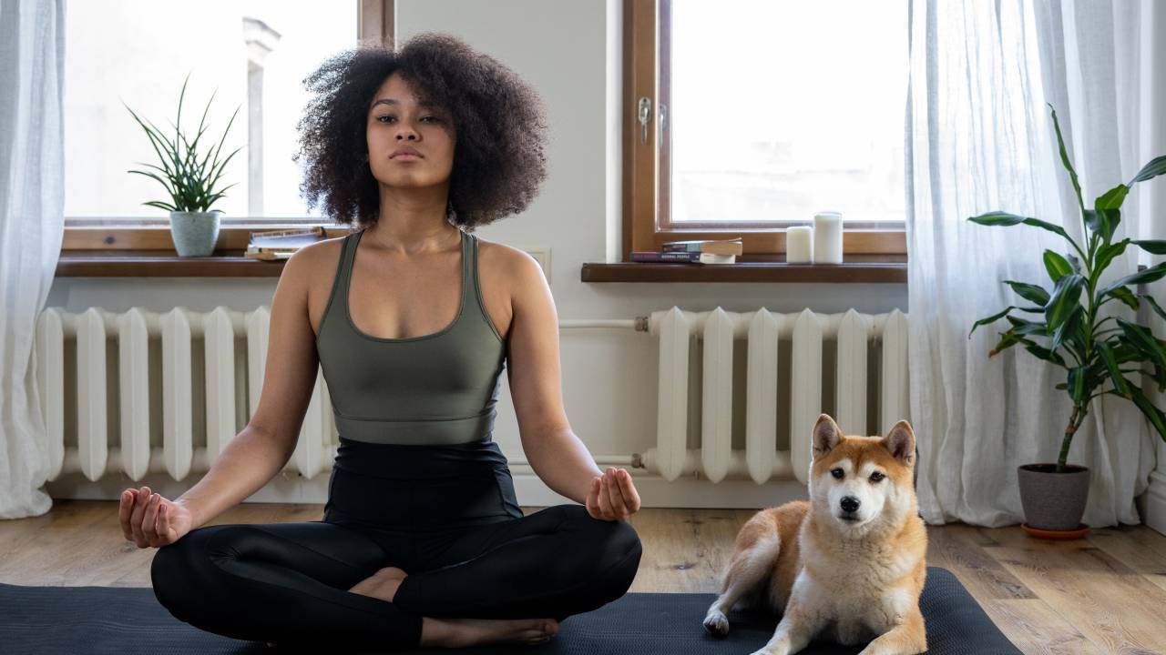 Confira 6 posições de yoga para fazer em casa e abrir o peito.