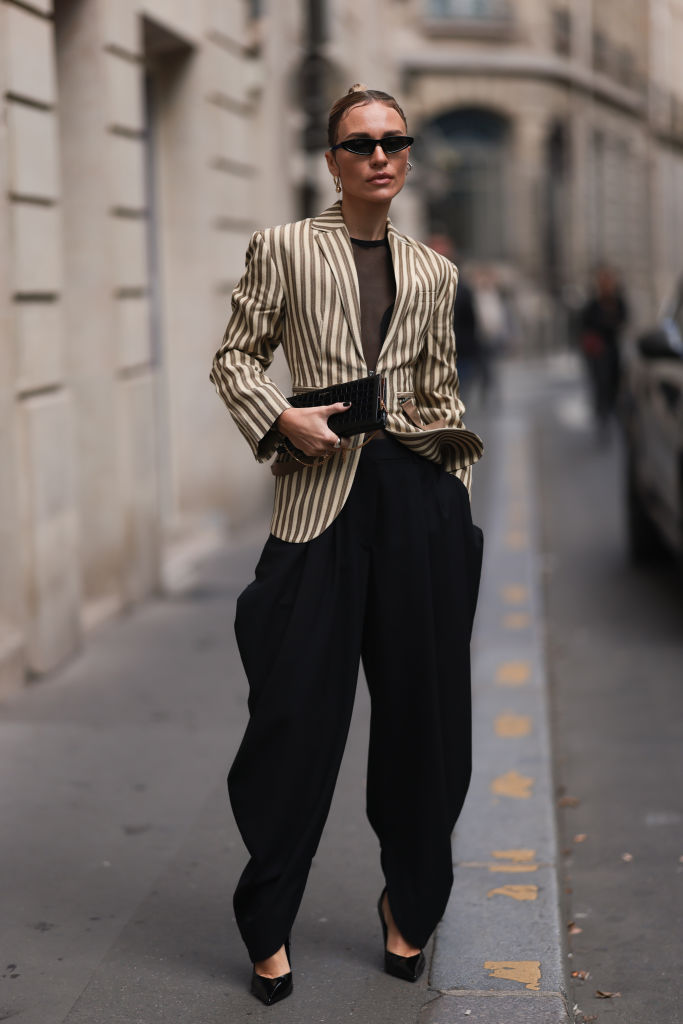 Street Style – Paris Fashion Week – Womenswear Spring/Summer 2023 : Day Four street style de paris - calças volumosas
