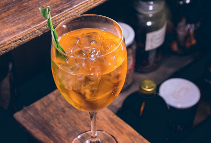 Drinque Carqueja Spritz, por Néli Pereira