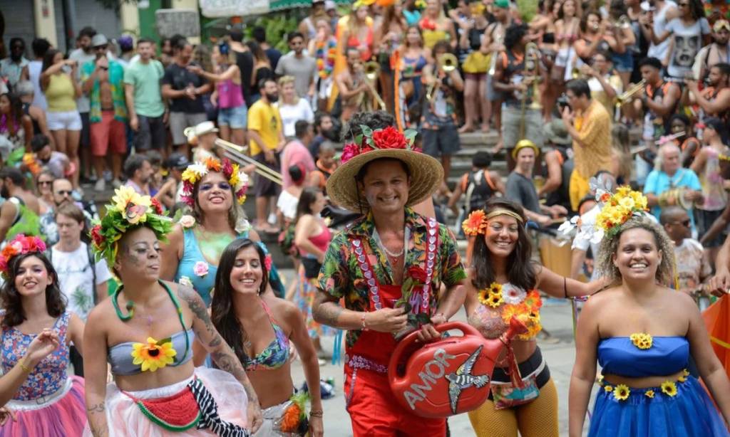 carnaval-bloquinho-rua Grupo se diverte em bloquinho de rua no Carnaval.
