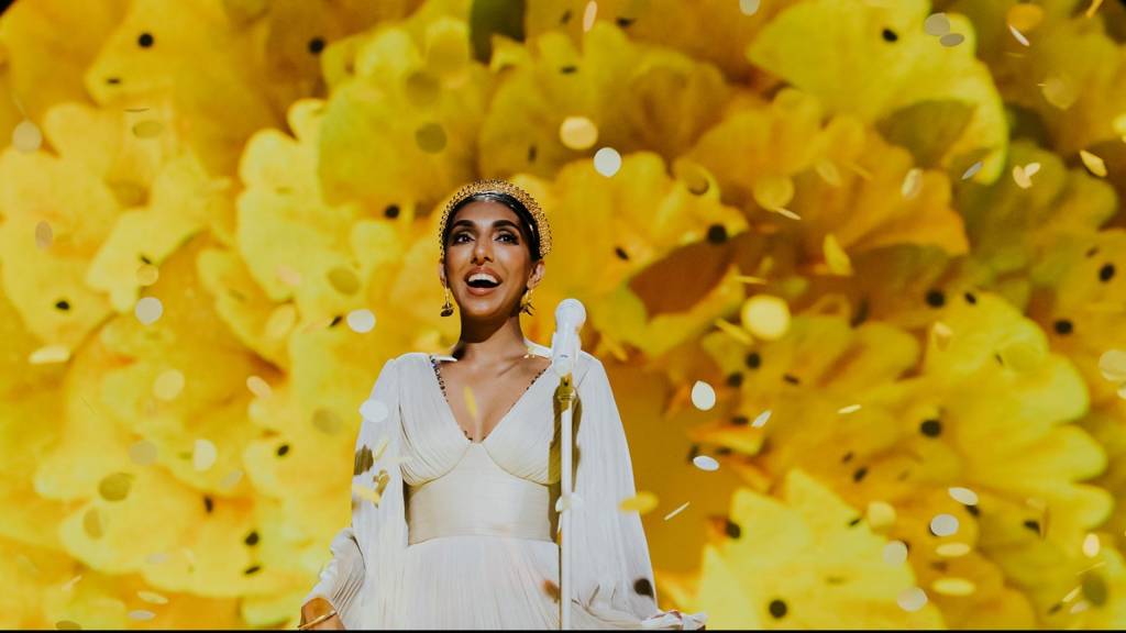 Rupi Kaur emociona e cativa em apresentação única no Brasil