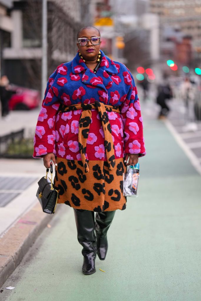 street-style-nyfw-pelucia-colorida street style new york fashion week - casaco de pelúcia estampado