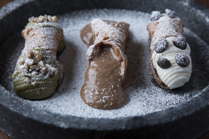 As op&ccedil;&otilde;es de cannoli do restaurante Pappagallo Cucina