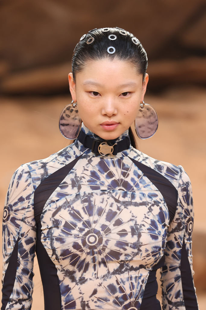 Off-White : Runway – Paris Fashion Week – Womenswear Fall Winter 2023-2024 acessórios de cabelo - off-white - paris fashion week 2023