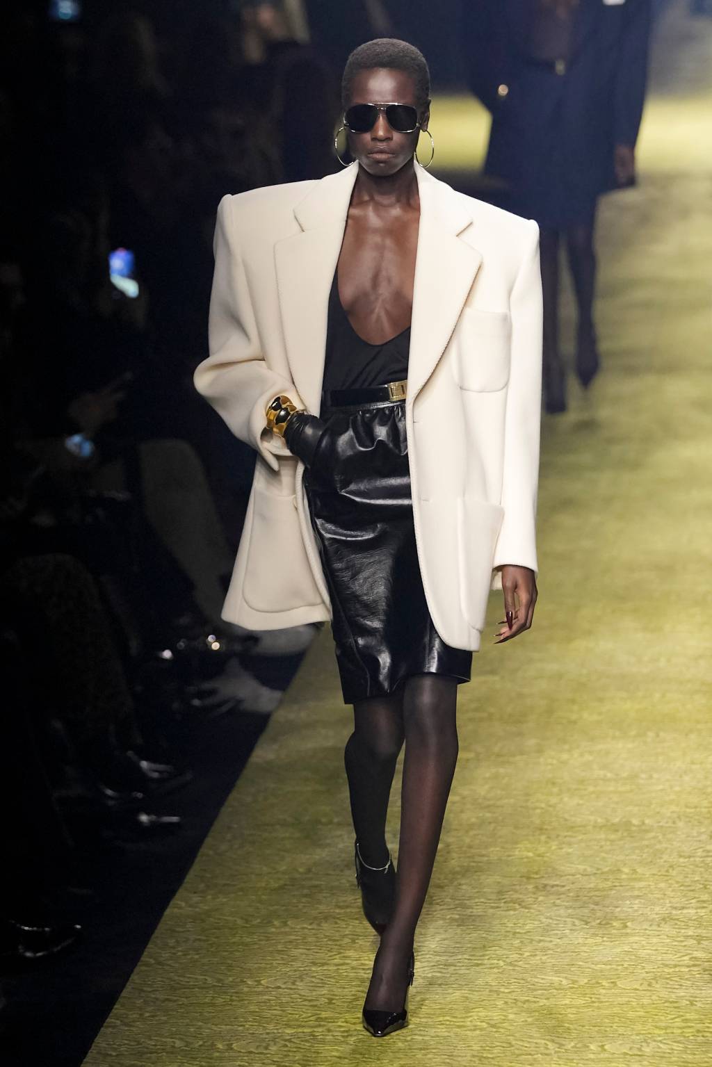 Saint Laurent : Runway – Paris Fashion Week – Womenswear Fall Winter 2023-2024 alfaiataria feminina Saint Laurent