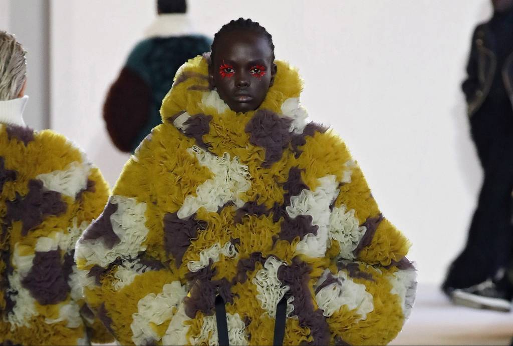 Undercover : Runway – Paris Fashion Week – Womenswear Fall Winter 2023-2024 cílios coloridos paris fashion week