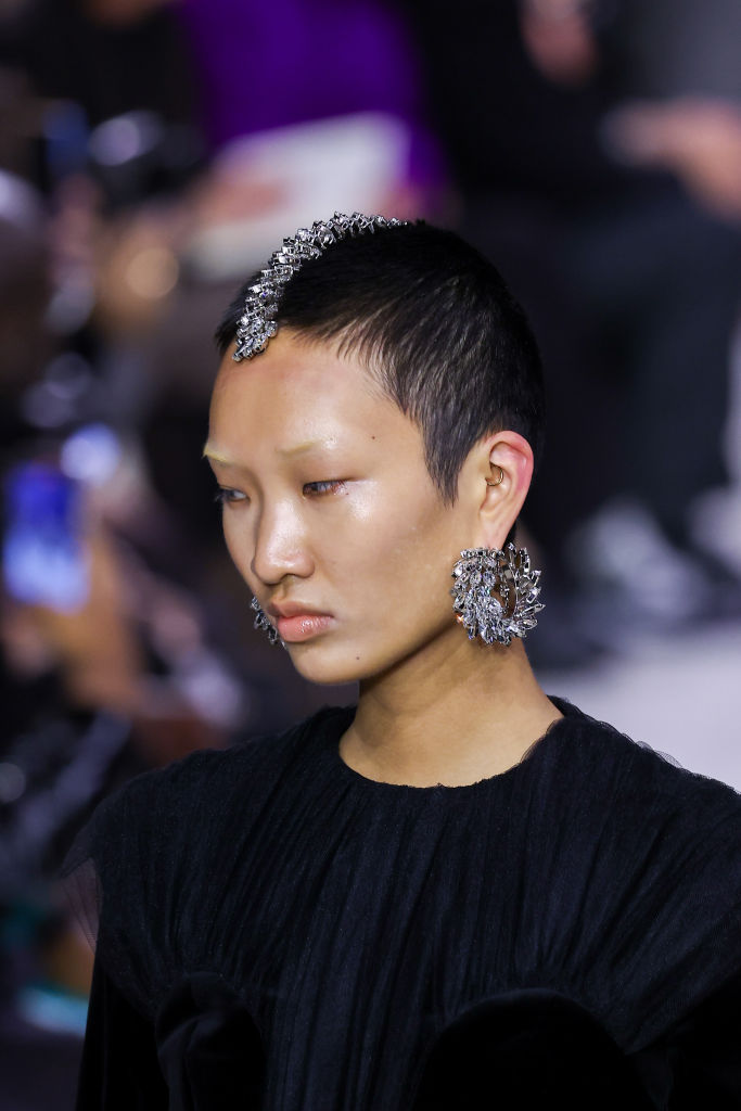 Balmain : Runway – Paris Fashion Week – Womenswear Fall Winter 2023-2024 pedraria nos cabelos - balmain - paris fashion week 2023