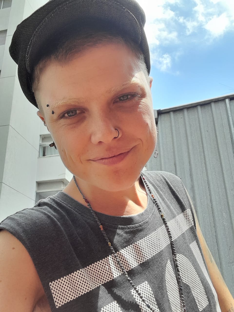 Aruãn é artista transexual não-binária Aruãn é artista transexual não-binária
