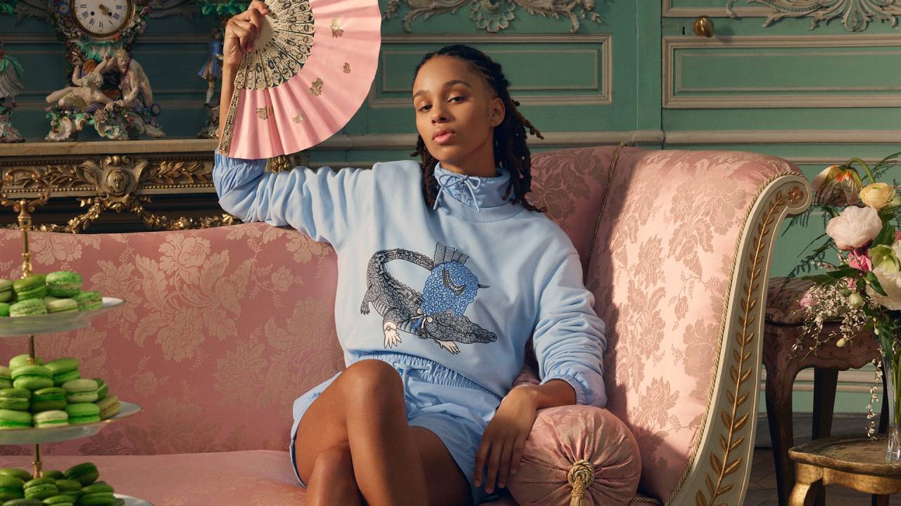 Lacoste lança collab de roupas e acessórios com a Netflix.
