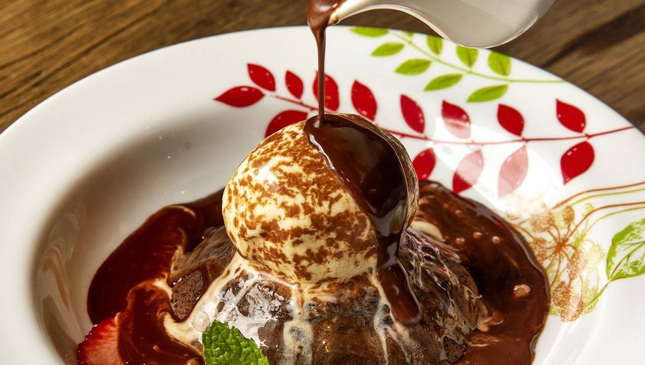 Bolinho quente de chocolate com calda de chocolate