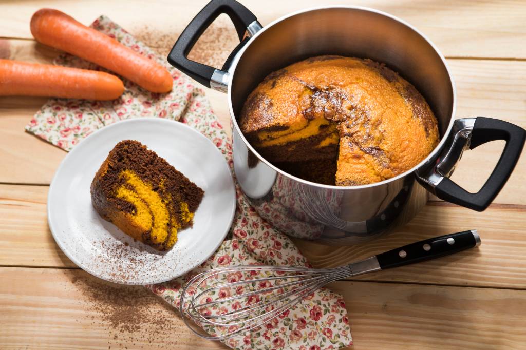 Cenoura, limão e framboesa: 3 receitas de bolo para preparar na panela