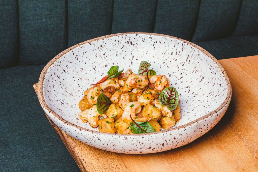 Nhoque de banana da terra, camarões, alho confitado e tomate cereja, receita do restaurante Terraço Jardins Nhoque de banana da terra, camarões, alho confitado e tomate cereja, receita do restaurante Terraço Jardins