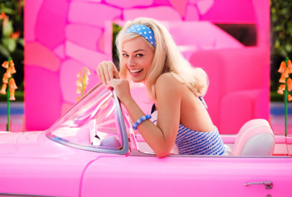 O filme da Barbie ainda nem foi lançado e já vemos o efeito disso no movimento Barbiecore.