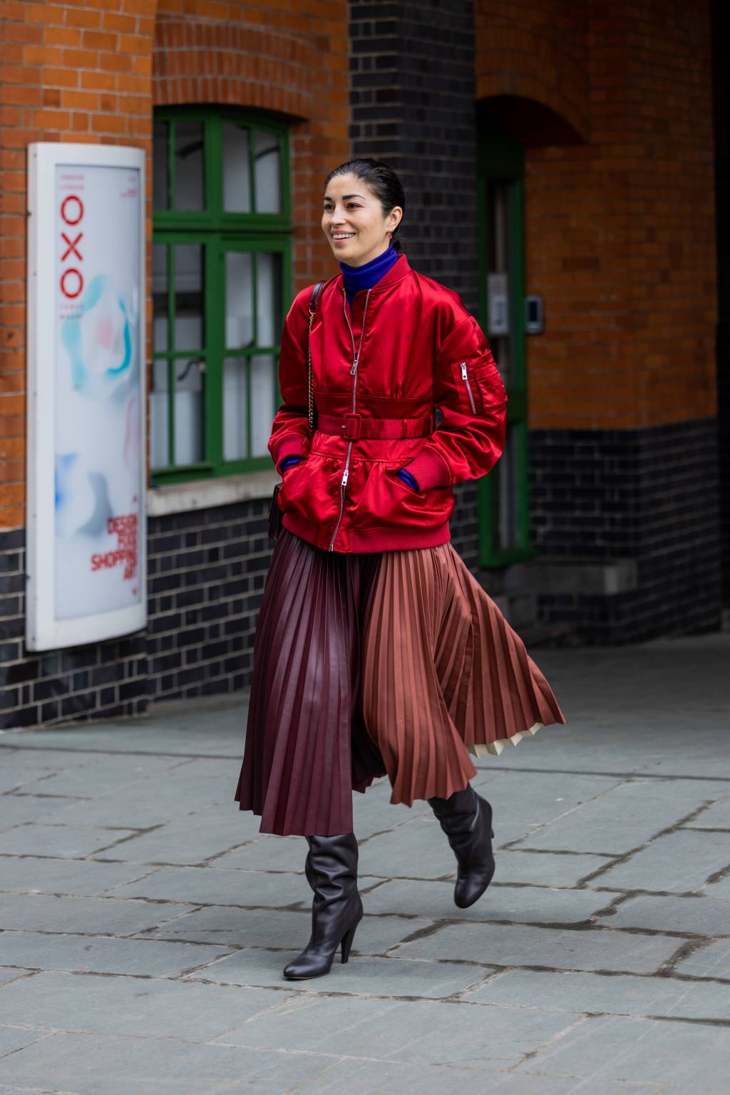 Street Style – LFW February 2023 jaqueta bomber vermelha