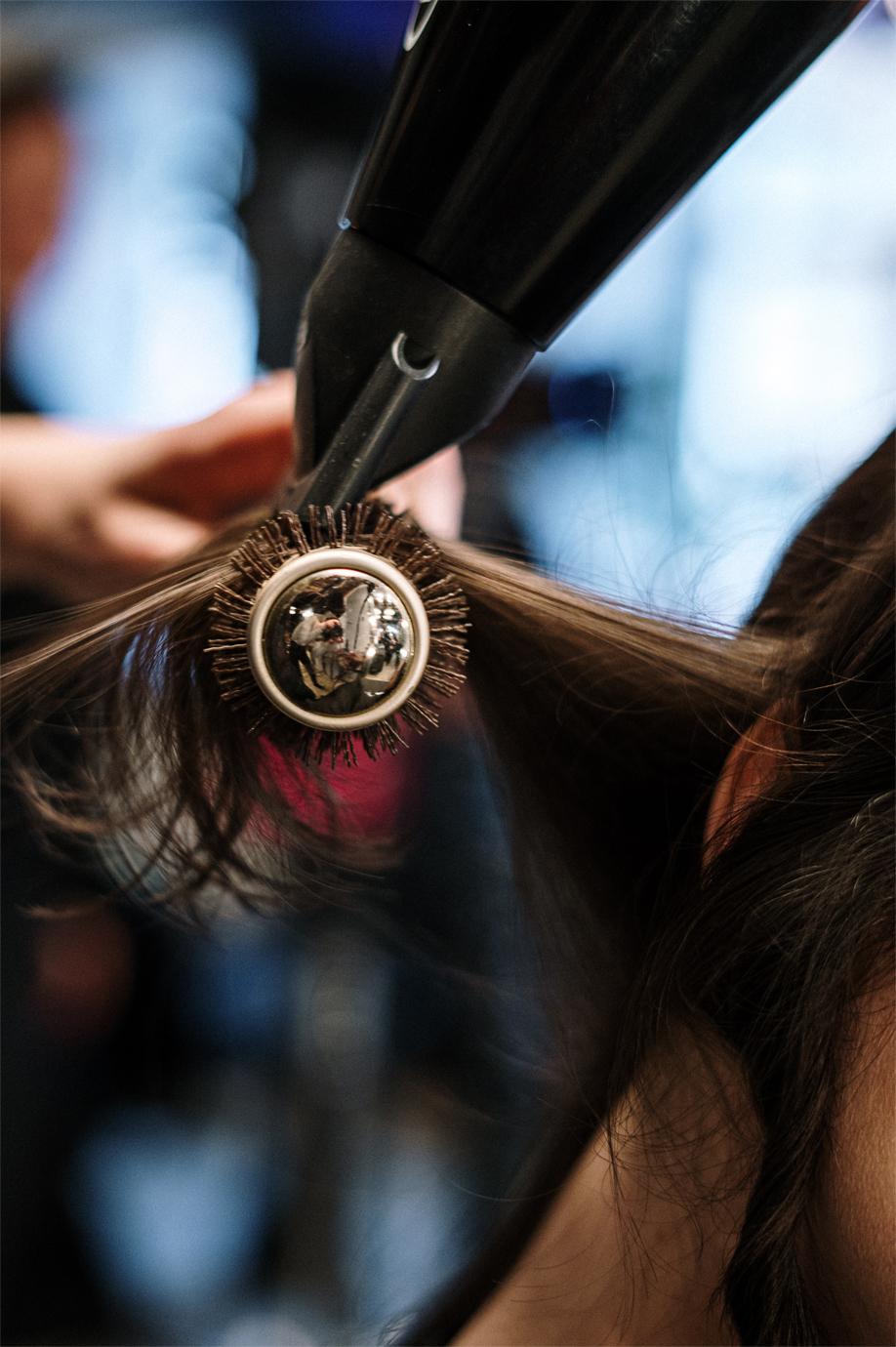 cuidados-cabelo-inverno Evite fontes de calor nos frios. Se usar secador, não se esqueça do protetor térmico.