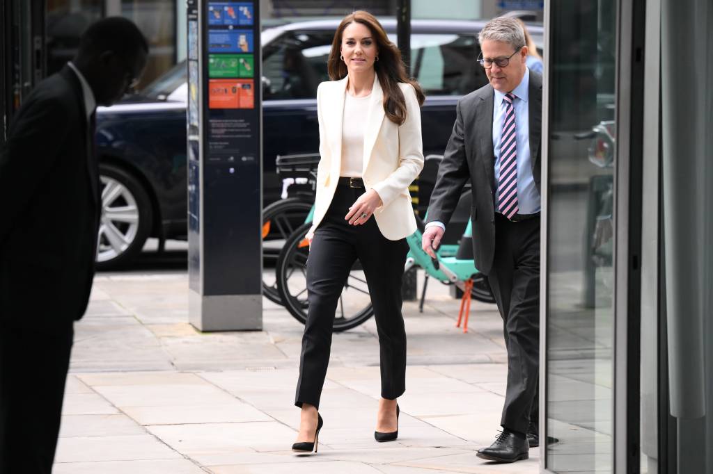 kate middleton look trabalho looks Kate Middleton para o trabalho - blazer branco