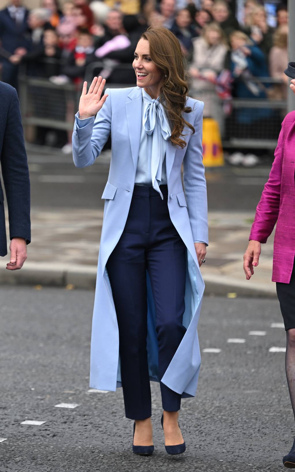 The Prince And Princess Of Wales Visit Northern Ireland looks Kate Middleton para o trabalho - alfaiataria azul