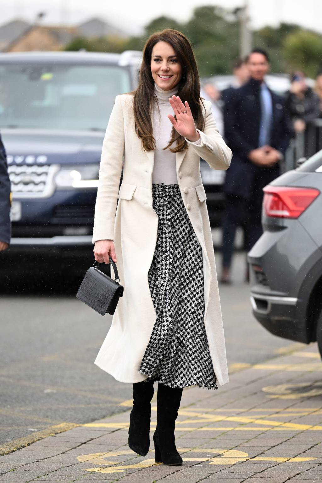 The Prince And Princess Of Wales Visit Wales looks Kate Middleton para o trabalho - saia midi