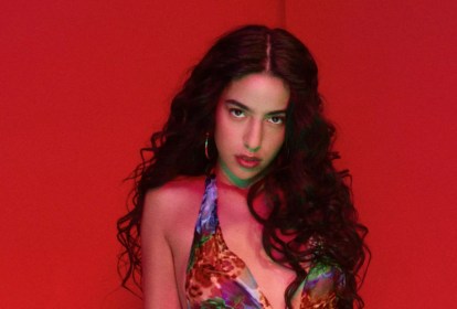 Marina Sena dá entrevista sobre o seu segundo disco.