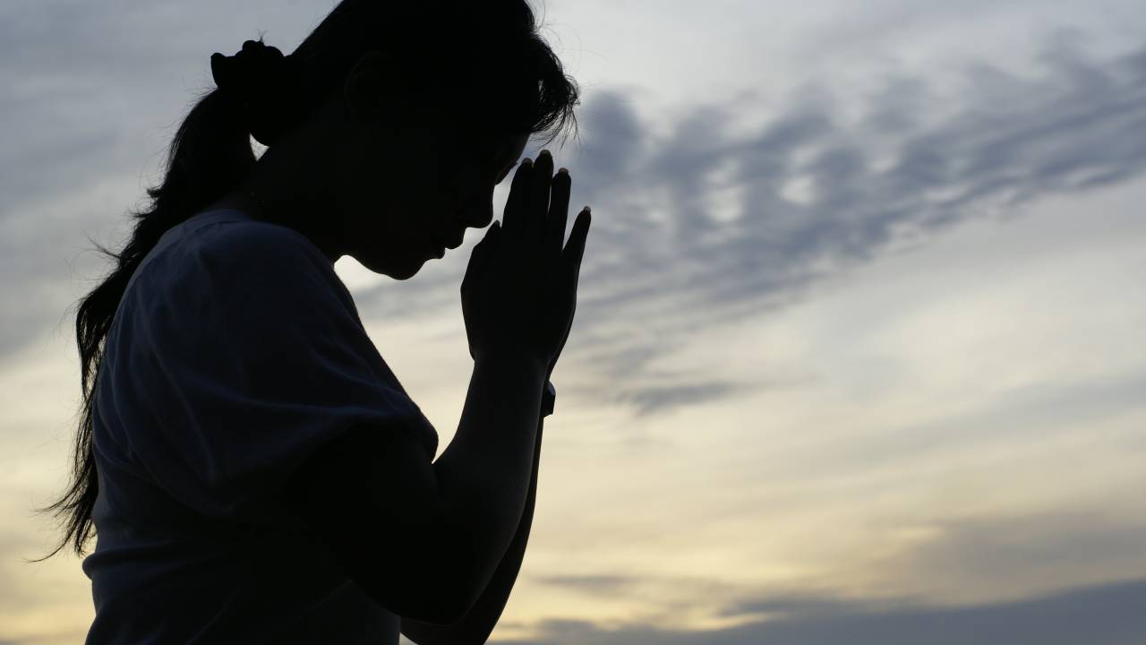Os sinais de que seu mentor espiritual está buscando se comunicar incluem arrepios, sonhos e sincronicidade.