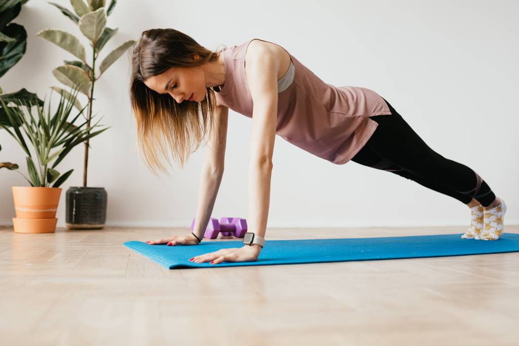 Postura Phalakasana Prática de ioga com postura Phalakasana